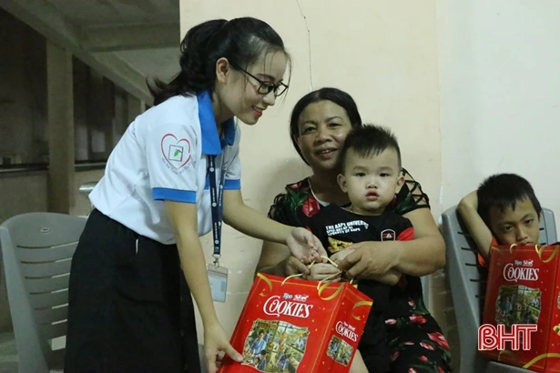 Nhiều phần quà trung thu cho trẻ em nghèo Hà Tĩnh