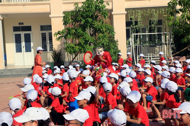 Học sinh Tiểu học Nam Hà vui hội trăng rằm