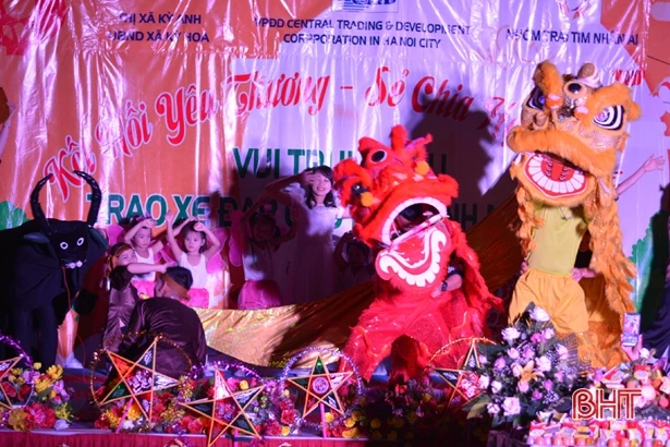 Niềm vui trung thu đến với trẻ em vùng ảnh hưởng bão số 4 ở Hà Tĩnh