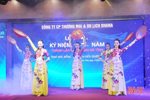 Trao 10 học bổng cùng em đến trường cho học sinh Hà Tĩnh