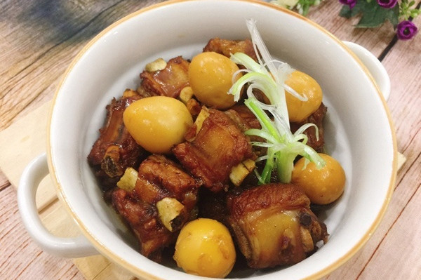 Sườn kho trứng cút ngậy thơm, cả nhà tranh nhau gắp