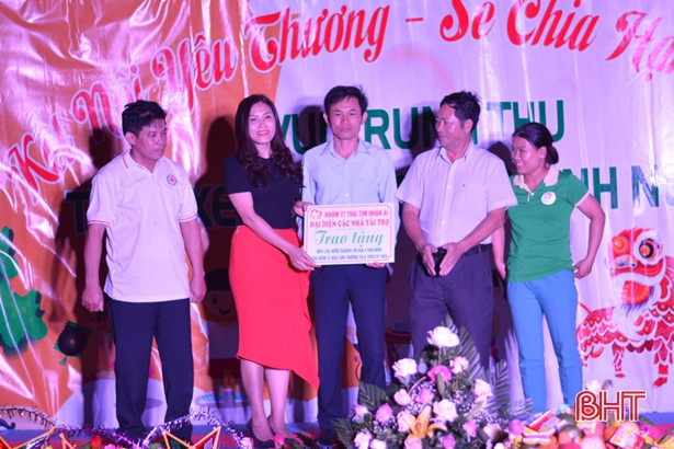 Niềm vui trung thu đến với trẻ em vùng ảnh hưởng bão số 4 ở Hà Tĩnh