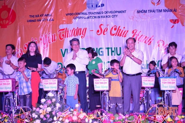 Niềm vui trung thu đến với trẻ em vùng ảnh hưởng bão số 4 ở Hà Tĩnh