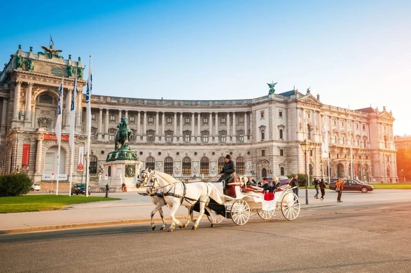 1. Vienna (Áo): Vienna tiếp tục đứng đầu bảng xếp hạng thành phố đáng sống nhất thế giới, đứng trên 2 thành phố Melbourne và Sydney (Australia). Đây là năm thứ 2 thành phố lớn nhất của Áo đứng đầu trong bảng xếp hạng này. Vienna từng đóng vai trò như trung tâm âm nhạc hàng đầu châu Âu trong nhiều thế kỷ. Thành phố ngày nay nổi bật với các lâu đài, vườn Baroque, tòa nhà lớn, tượng đài và công viên mang đậm kiến trúc cuối thế kỷ 19. Ảnh: Road Affair. 10 thành phố đáng sống nhất thế giới
