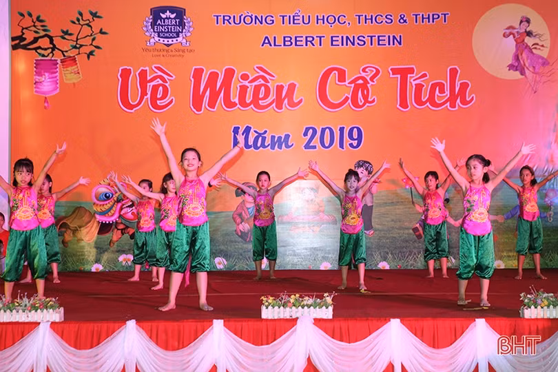 Học sinh Albert Einstein vui trung thu “Về miền cổ tích”
