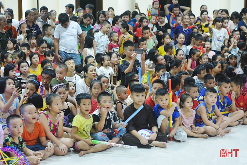 Nhà chùa cùng thắp sáng đèn lồng trung thu với các em nhỏ