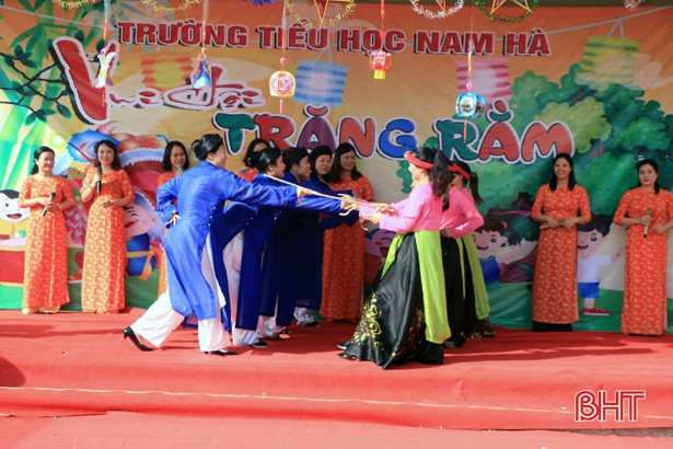Học sinh Tiểu học Nam Hà vui hội trăng rằm