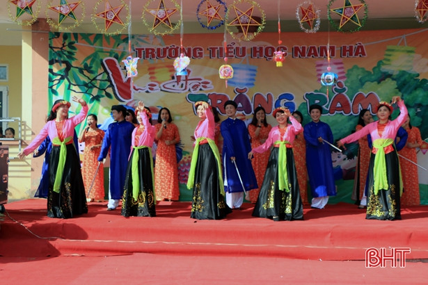 Học sinh Tiểu học Nam Hà vui hội trăng rằm