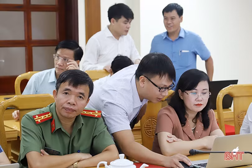 Hà Tĩnh triển khai thí điểm hệ thống phòng họp không giấy tờ