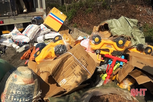 Quản lý Thị trường Hà Tĩnh tiêu hủy lượng lớn hàng giả, hàng không rõ nguồn gốc