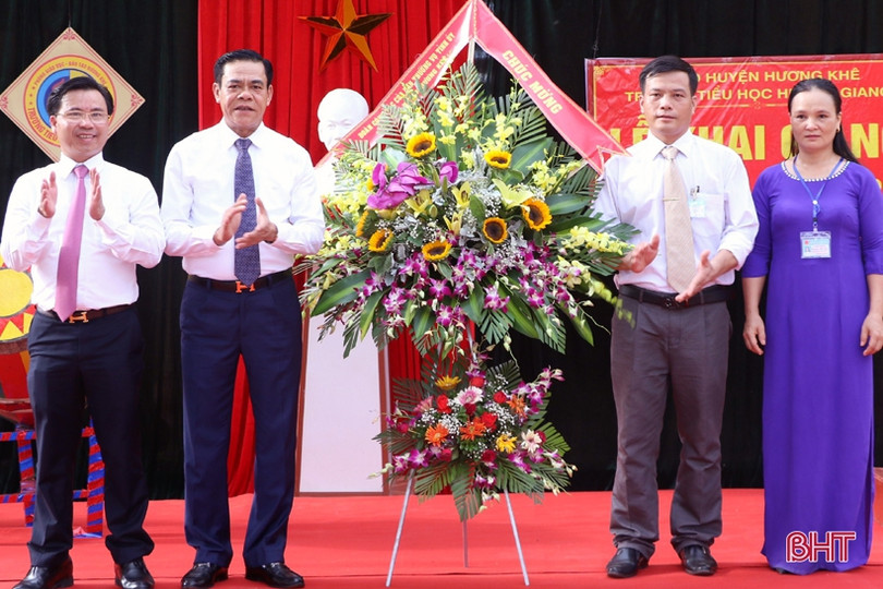Chủ tịch Hội LHPN Việt Nam và Bí thư Tỉnh ủy Hà Tĩnh dự khai giảng tại Trường Tiểu học Hương Đô