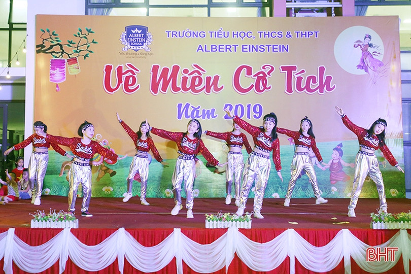 Học sinh Albert Einstein vui trung thu “Về miền cổ tích”