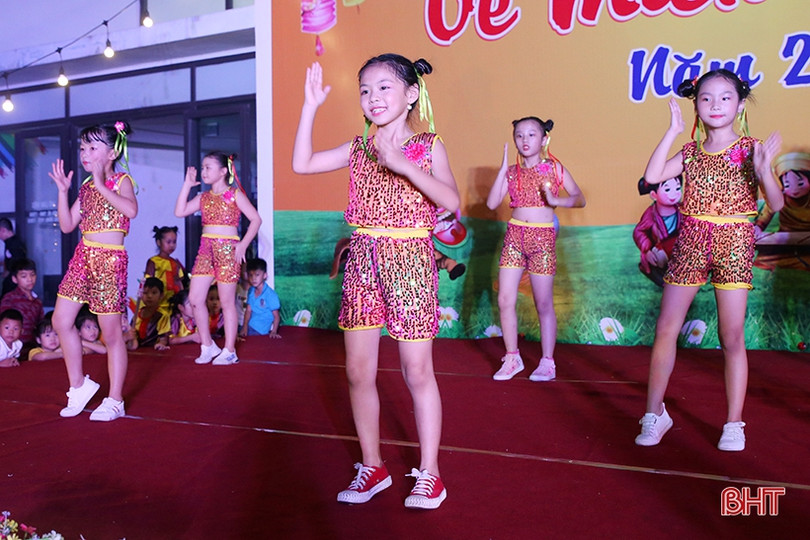 Học sinh Albert Einstein vui trung thu “Về miền cổ tích”