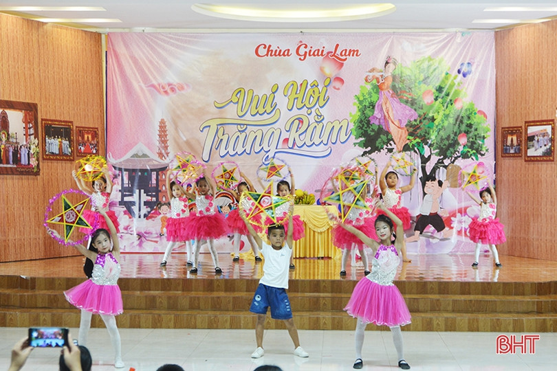 Nhà chùa cùng thắp sáng đèn lồng trung thu với các em nhỏ