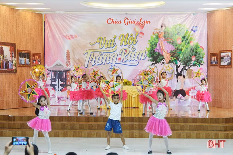 Nhà chùa cùng thắp sáng đèn lồng trung thu với các em nhỏ