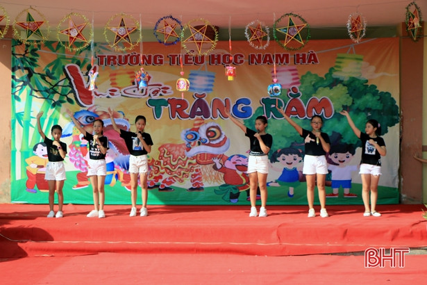 Học sinh Tiểu học Nam Hà vui hội trăng rằm