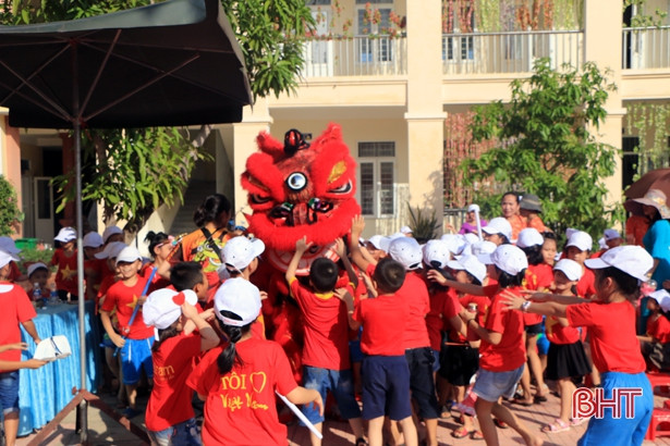 Học sinh Tiểu học Nam Hà vui hội trăng rằm