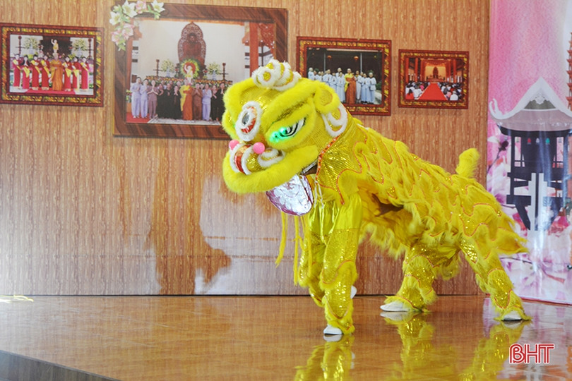 Nhà chùa cùng thắp sáng đèn lồng trung thu với các em nhỏ