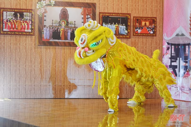 Nhà chùa cùng thắp sáng đèn lồng trung thu với các em nhỏ