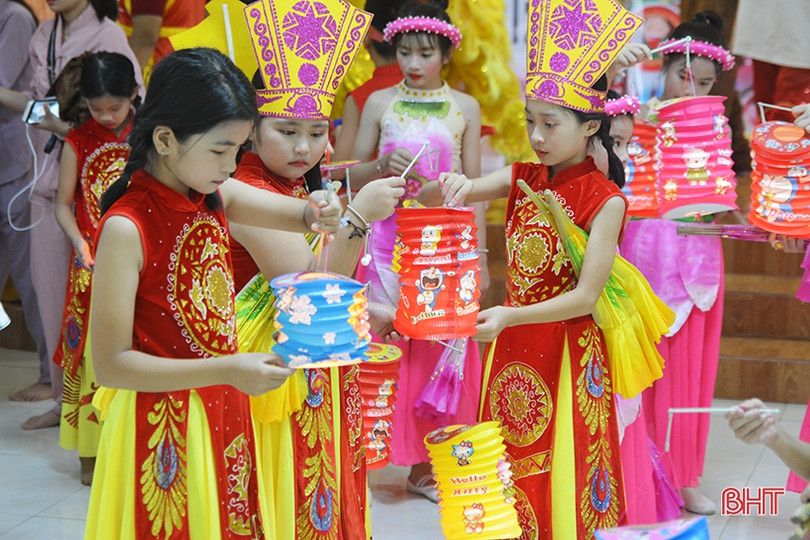 Nhà chùa cùng thắp sáng đèn lồng trung thu với các em nhỏ