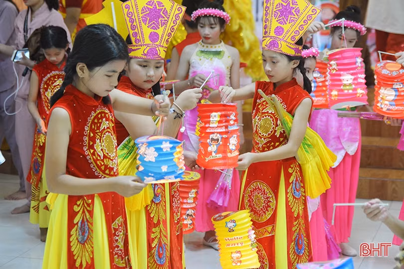 Nhà chùa cùng thắp sáng đèn lồng trung thu với các em nhỏ