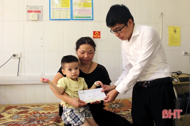 “Trung thu yêu thương” với các bệnh nhi ở Bệnh viện Đa khoa Hà Tĩnh