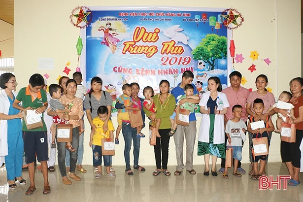 Tết trung thu với bệnh nhi kém may mắn tại Bệnh viện Phục hồi chức năng