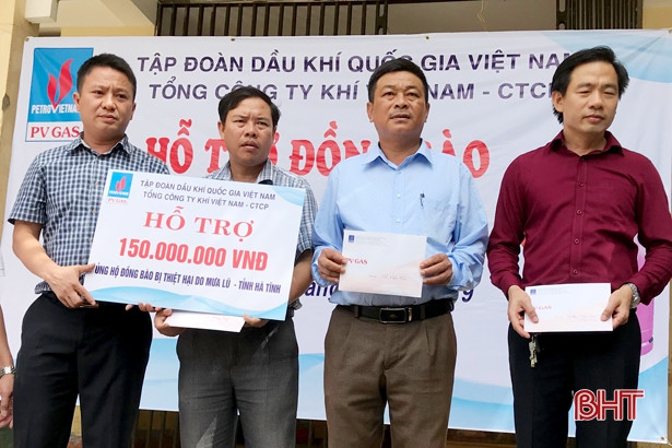 Nhiều phần quà ý nghĩa đến với người dân vùng lũ Hà Tĩnh