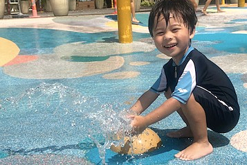 Nước là đồ chơi rất tốt với trẻ nhỏ. Ảnh: littlestepsasia. 9 thói quen tưởng xấu nhưng lại tốt của trẻ nhỏ