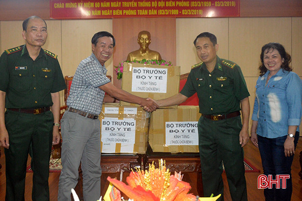 Bộ trưởng Bộ Y tế tặng thuốc chữa bệnh cho trạm xá quân dân y Hà Tĩnh