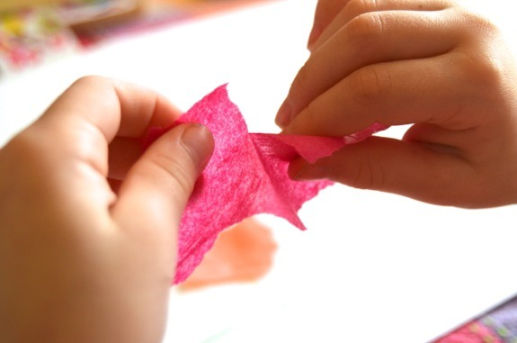 Xé giấy giúp trẻ tư duy tốt hơn. Ảnh: Inner Child Fun. 9 thói quen tưởng xấu nhưng lại tốt của trẻ nhỏ