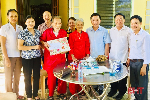 Hương Sơn trao huy hiệu 70-75 năm tuổi đảng cho 8 đảng viên lão thành và tặng quà cán bộ tiền khởi nghĩa