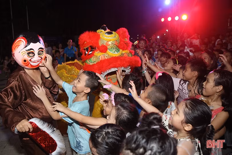 Học sinh Albert Einstein vui trung thu “Về miền cổ tích”