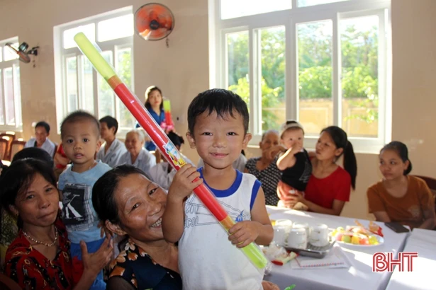 “Trung thu yêu thương” với các bệnh nhi ở Bệnh viện Đa khoa Hà Tĩnh