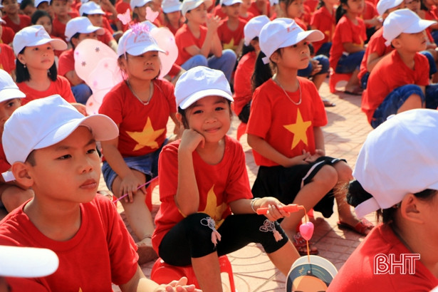 Học sinh Tiểu học Nam Hà vui hội trăng rằm