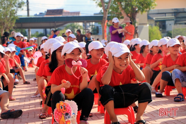 Học sinh Tiểu học Nam Hà vui hội trăng rằm