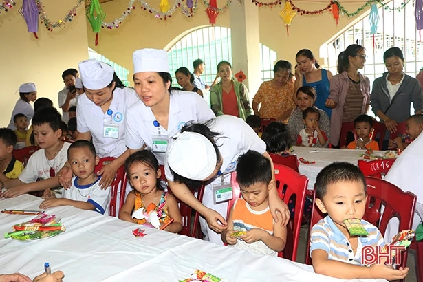 Tết trung thu với bệnh nhi kém may mắn tại Bệnh viện Phục hồi chức năng