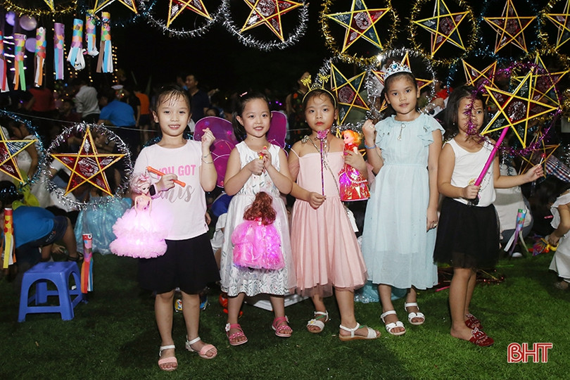 Học sinh Albert Einstein vui trung thu “Về miền cổ tích”