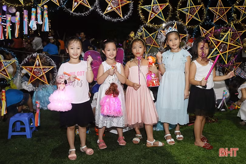 Học sinh Albert Einstein vui trung thu “Về miền cổ tích”