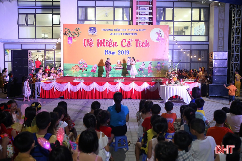Học sinh Albert Einstein vui trung thu “Về miền cổ tích”