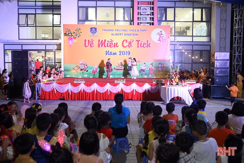 Học sinh Albert Einstein vui trung thu “Về miền cổ tích”