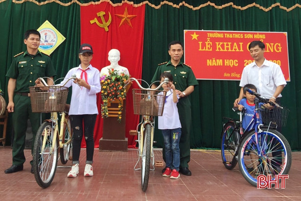 Đồn Biên phòng Sơn Hồng “nâng bước học sinh nghèo đến trường