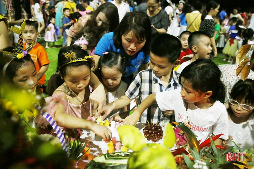 Học sinh Albert Einstein vui trung thu “Về miền cổ tích”