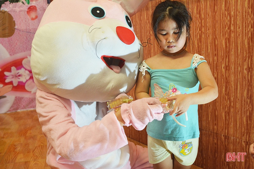 Nhà chùa cùng thắp sáng đèn lồng trung thu với các em nhỏ