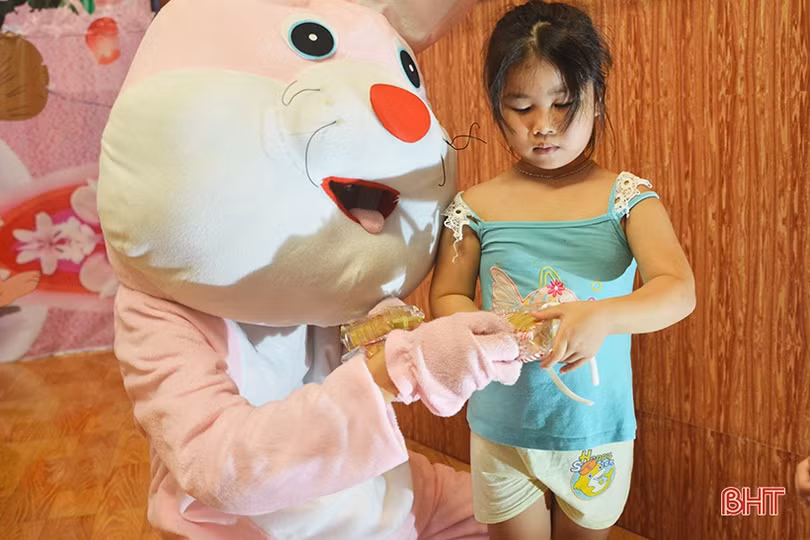 Nhà chùa cùng thắp sáng đèn lồng trung thu với các em nhỏ