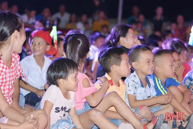 Niềm vui trung thu đến với trẻ em vùng ảnh hưởng bão số 4 ở Hà Tĩnh