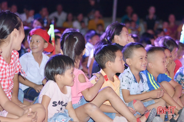 Niềm vui trung thu đến với trẻ em vùng ảnh hưởng bão số 4 ở Hà Tĩnh