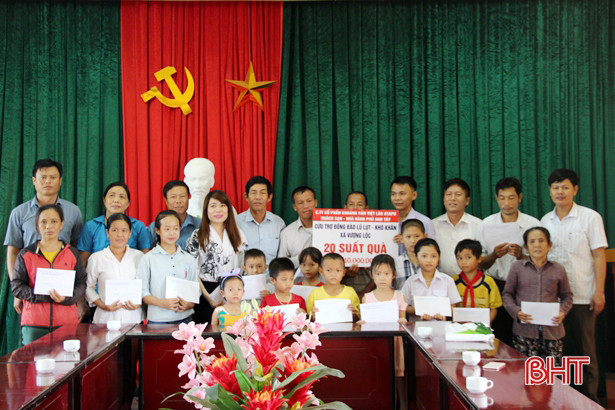 Nhiều phần quà ý nghĩa đến với người dân vùng lũ Hà Tĩnh