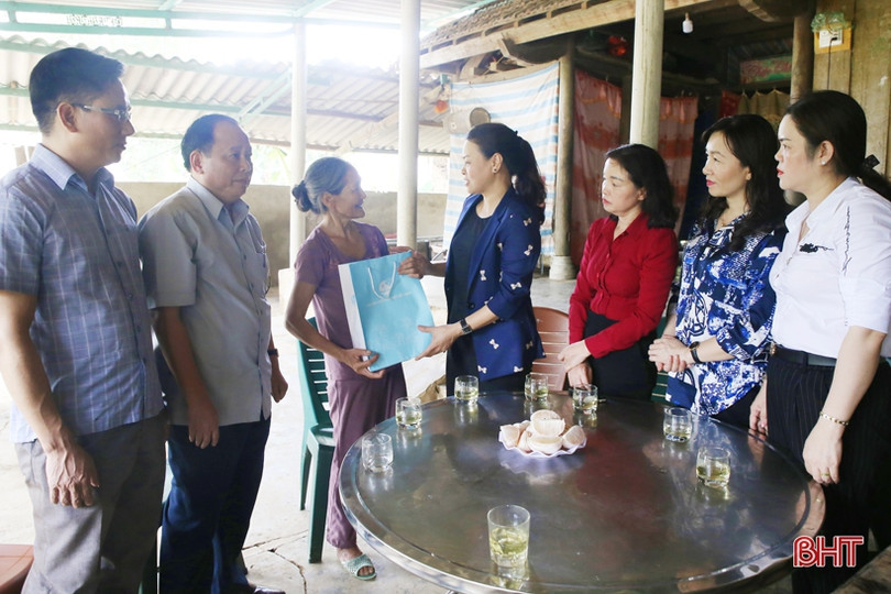 Chủ tịch Hội LHPN Việt Nam và Bí thư Tỉnh ủy Hà Tĩnh dự khai giảng tại Trường Tiểu học Hương Đô