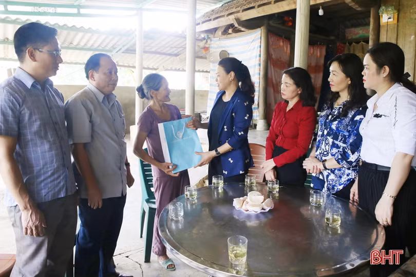 Chủ tịch Hội LHPN Việt Nam và Bí thư Tỉnh ủy Hà Tĩnh dự khai giảng tại Trường Tiểu học Hương Đô